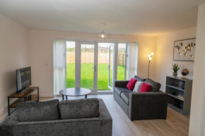 Spacious New Build by Our Home Short Stays with Free Parking and TV in each bedroom